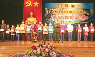 Trao học bổng Vòng tay đồng đội
