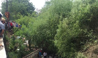 Xe tải bất ngờ rơi xuống cầu khiến 2 người thương vong