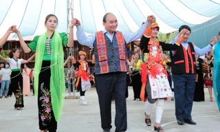 Chủ tịch nước Nguyễn Xuân Phúc trồng cây, xòe Thái với đồng bào dân tộc Lai Châu