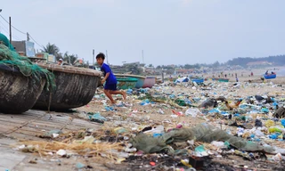Bờ biển đẹp trở thành bãi chứa hàng tấn rác thải