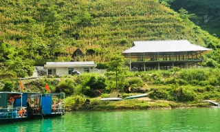 Nhà bê tông không phép lừng lững bên sông Nho quế