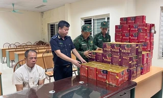 Bắt đối tượng vận chuyển pháo lậu qua biên giới 