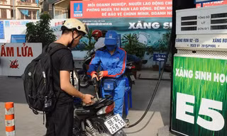 Nếu bỏ bán xăng RON 95, giá xăng E5 sẽ tăng vùn vụt?