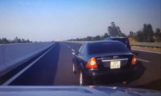 Ford Focus vượt ẩu trên cao tốc Hà Nội - Hải Phòng