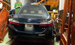 CLIP: Ô tô đâm sập cửa nhà dân ở Thái Nguyên, cuốn một người vào gầm