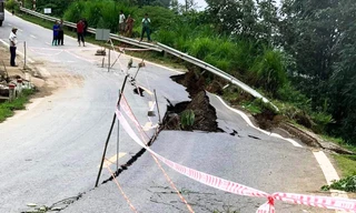 Lạnh người nhìn cảnh mặt đường ở Lai Châu đứt gãy sau mưa lớn