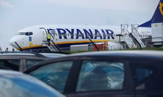 Máy bay hạ cánh khẩn cấp.