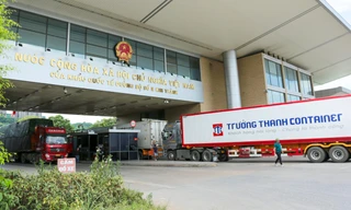 10 xe nông sản xuất sang Trung Quốc qua cửa khẩu Lào Cai ngày mùng Một Tết