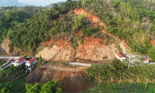 Sạt lở đồi gây ách tắc quốc lộ 279 đi qua Bắc Kạn
