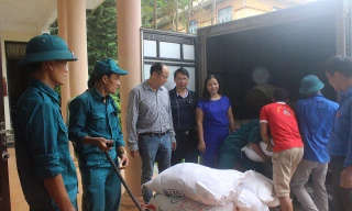 Lãnh đạo Sở Công Thương bàn giao số gạo cho huyện Chương Mỹ tại UBND xã Tân tiến để chuyển đến cho bà con vùng úng ngập.