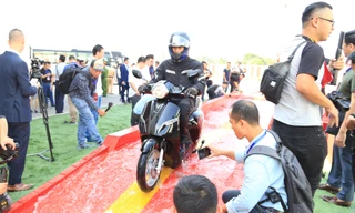 Xe máy điện Vinfast Klara thử khả năng chống nước