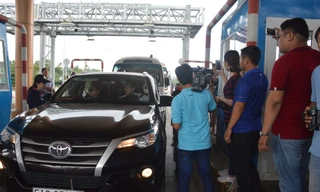 Tài xế đỗ xe chặn BOT Sóc Trăng rồi đóng cabin nằm nghỉ