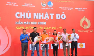 Sôi động Chủ Nhật Đỏ tại Cần Thơ