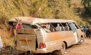 Ô tô chở 18 người đi đám cưới rơi xuống vực, hai người thiệt mạng
