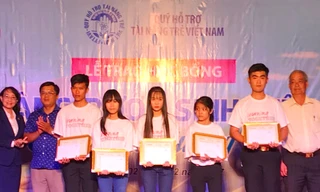 Sinh viên nghèo Cần Thơ được tiếp sức đến trường 