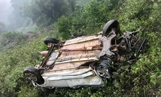 Xe taxi lao xuống vực sâu 120m, 3 người bị thương nặng