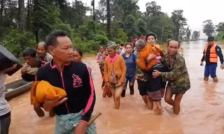 Người dân Lào được sơ tán khỏi khu vực nguy hiểm.