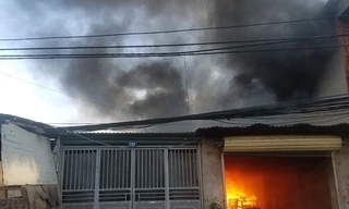 Xưởng gỗ 200m2 cháy rụi sau vụ hỏa hoạn kéo dài 20 phút