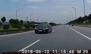 Kia Cerato đi ngược chiều gây nguy hiểm cho các xe khác