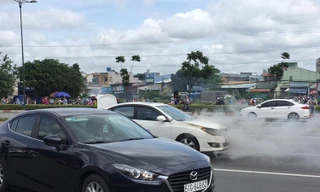 Xe 4 chỗ đang chạy, bốc cháy trên đường Phạm Văn Đồng