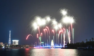 Pháo hoa rực sáng trên bầu trời đất Tổ