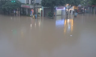 Nhiều tuyến đường ở TP Thái Nguyên chìm trong biển nước sau cơn mưa lớn
