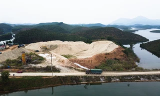 Tuyến đường oằn mình với xe quá tải 