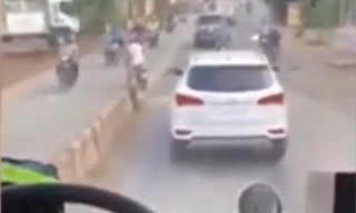 Tài xế 'giả điếc' cản đường xe cứu hỏa