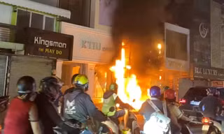 Phố váy cưới ở TPHCM náo loạn vì một cửa hàng bốc cháy dữ dội