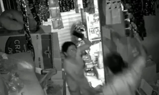 Người đàn ông treo cổ tự sát sau khi dùng dao chém vợ hờ tới tấp