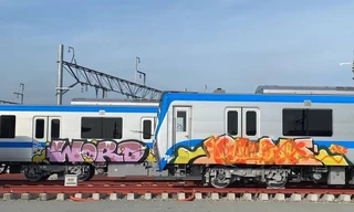 Tàu Metro số 1 Bến Thành - Suối Tiên bị bôi bẩn
