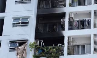 Vụ cháy chung cư 2 mẹ con tử vong: Nghi do tự đổ xăng phóng hỏa