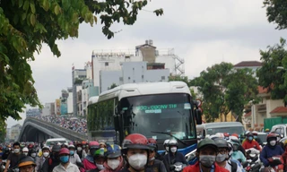 Đường phố TPHCM ùn tắc kéo dài ngày đầu làm việc sau kỳ nghỉ lễ