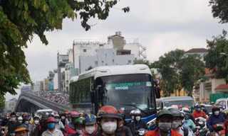 Đường phố TPHCM ùn tắc kéo dài ngày đầu làm việc sau kỳ nghỉ lễ