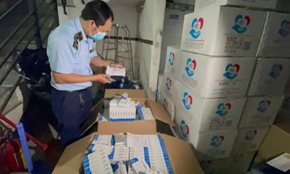 TPHCM: Thu giữ hơn 70.000 bộ kit test và thuốc điều trị COVID-19 nhập lậu 
