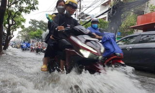 Hai 'rốn ngập' ở TPHCM mênh mông nước dù mưa không lớn