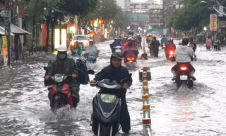 Hàng loạt tuyến đường ở TPHCM ngập nặng sau cơn mưa lớn chiều nay