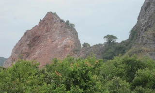 Một ngọn núi đá vôi tại thị trấn Kiên Lương đang bị khai thác