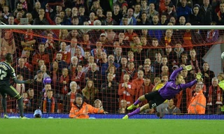 Liverpool đi tiếp trong trận đấu có 30 quả 11m