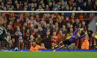 Liverpool đi tiếp trong trận đấu có 30 quả 11m
