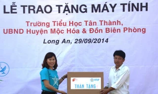 Tặng 40 máy tính cho tỉnh Long An