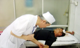 Lái xe và phụ xe buýt đánh người đi đường bất tỉnh