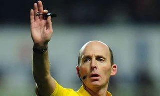 'Kẻ đáng ghét' Mike Dean bắt chính derby Manchester