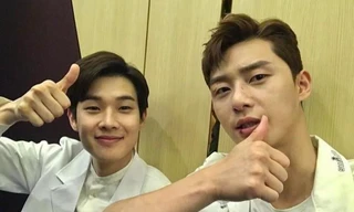 Netizen nháo nhào khi một trai đẹp nổi tiếng công khai nói "I Love You" với Park Seo Joon