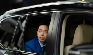 "Ông hoàng phòng vé" Thái Hòa thoát vai nghèo, tạo hình tài phiệt gây tò mò