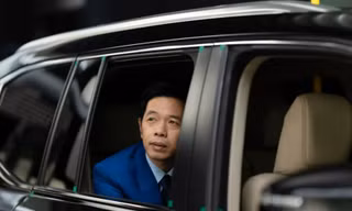 "Ông hoàng phòng vé" Thái Hòa thoát vai nghèo, tạo hình tài phiệt gây tò mò