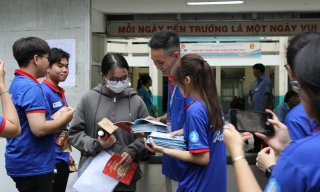 Sát cánh bên sĩ tử 2K7, đội Tiếp sức mùa thi lan tỏa nguồn năng lượng tích cực 