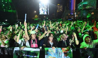 Giới trẻ "quẩy hết mình" tại phố đi bộ trong đêm Countdown đón năm mới 2025