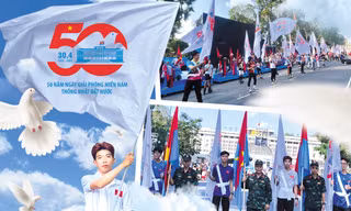 Độc đáo đoàn diễu hành trượt patin phất cờ tiến về Dinh Độc Lập mừng đại lễ 30/4
