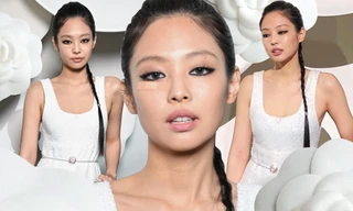 Jennie BLACKPINK mặc tối giản ở show Chanel, khí chất bất chấp mặt bị thương